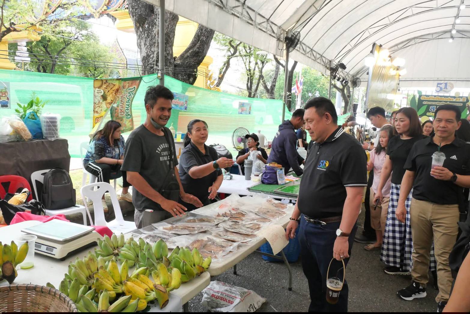 title - เลขาธิการ ส.ป.ก. เยี่ยมทักทายเกษตรกรและซื้อสินค้าในบรรยากาศวันสุดท้ายของการออกร้านขายสินค้า จากเขตปฏิรูปที่ดิน ส่งท้ายงานครบรอบ 51 ปี ส.ป.ก. ณ สำนักงานการปฏิรูปที่ดินเพื่อเกษตรกรรม